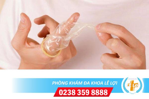 Rách bao cao su khi quan hệ có nguy hiểm không?