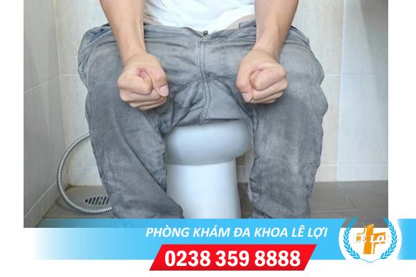 Đi cầu khó và đau rát là bị bệnh gì?