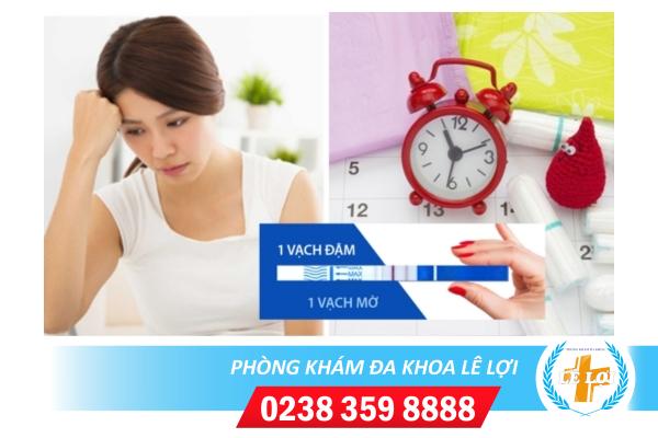 Chậm kinh thử que 1 vạch đậm 1 vạch mờ có thai không?